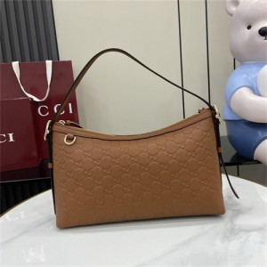 구찌 GG 엠블럼 미디엄 숄더백 847449 2025/신상