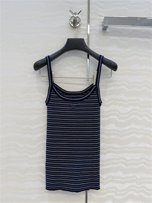 프라다 민소매 P02204 2026/신상