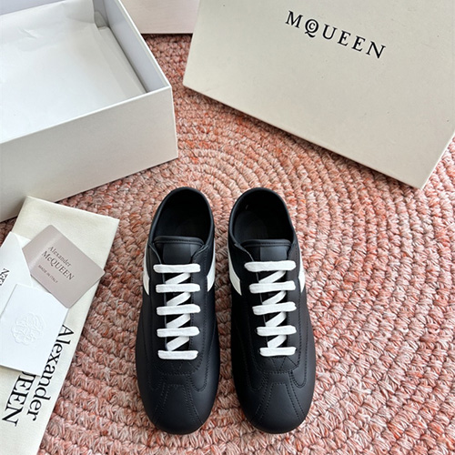 알렉산더맥퀸 남여공용 스니커즈 M18566-2 2026/신상