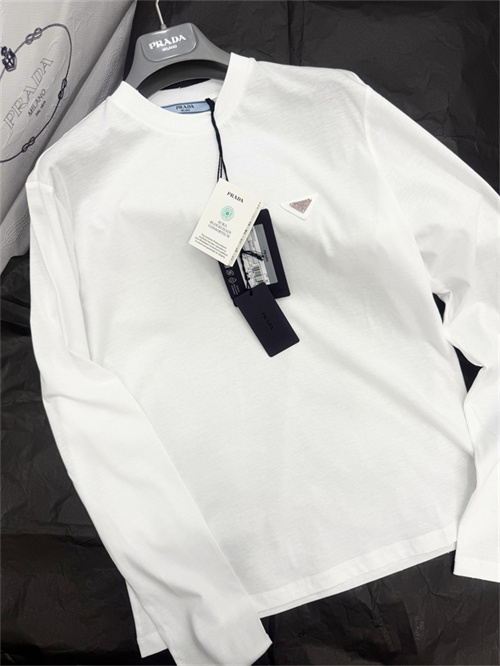 프라다 긴팔 티셔츠 P72407 2026/신상
